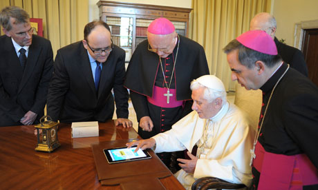 Benoît XVI en démo sur une tablette graphique - Photographie: Osservatore Romano/Reuters