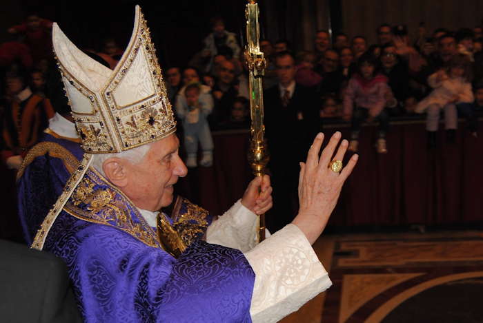 Benoît XVI en représentation avec son anneau du pêcheur