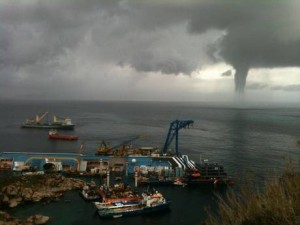 Trombe marine en arrière plan de l'épave du Costa Concordia