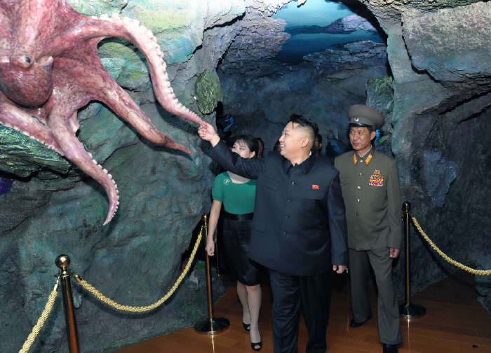 — Kim Jung Un et son épouse Ri Sol-ju —   — en visite sur le site aquatique de loisirs populaires sur l'îlot Rungna sur la rivière Taedong — Pyongyang —