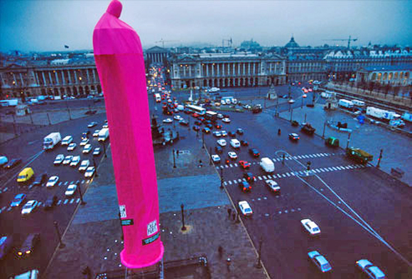 - Obélisque recouvert d'un préservatif géant sur la Place de la Concorde - 1er Décembre 1993 - 