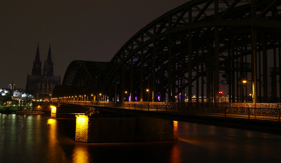 Cathédrale en bout du pont/passerelle Hohenzollernbrücke du chemin de fer à Cologne