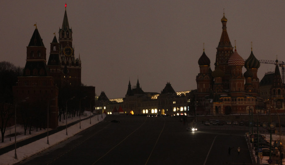 Kremlin et sa Tour Spaskaïa (St Sauveur) à gauche,   la Place rouge et le centre commercial Gum au milieu, la Basilique St Basile à droite.