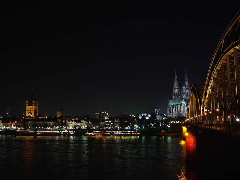 vue panoramique de la Cathédrale en bout du Hohenzollernbrücke à Cologne