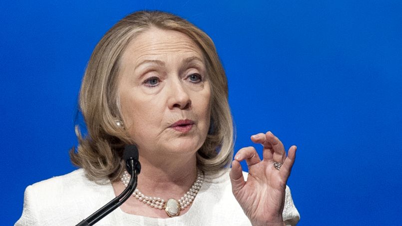 Hillary Clinton flashant le signal digital 666