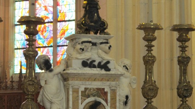 Tags 666 relevés sur l'autel de la cathédrale St Pierre à Nantes au matin  du 8 Juin 2013