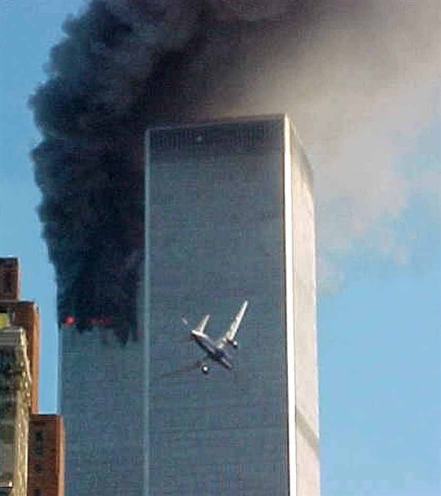 Le vol 175, approche de la tour Sud du World Trade Center, à New York,   juste avant la collision avec l'édifice, alors que de la fumée s'échappe de la tour Nord.