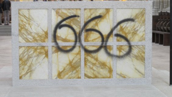 Tags 666 relevés sur l'autel de la cathédrale St Pierre à Nantes au matin  du 8 Juin 2013