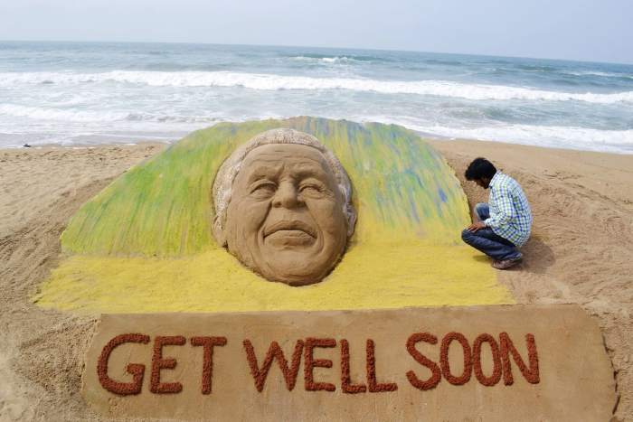 Figure de Nelson Mandela sculptée dans le sable