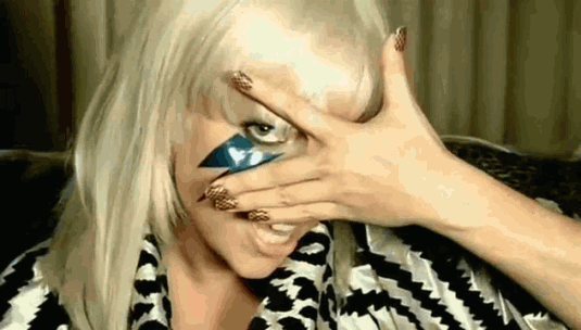 lady Gaga affichant le signe Illuminati