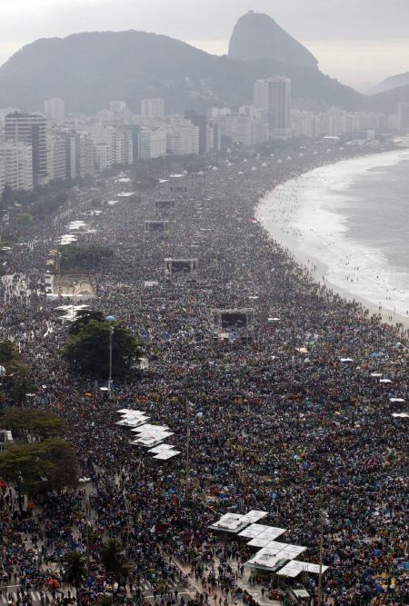 Messe finale donnée par le pape François Ier le 28 Juillet 2013   sur la plage Copacabana à Rio