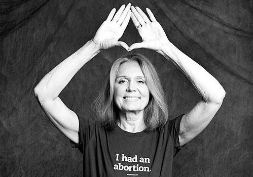 Gloria Steinem fière d'avoir eu un avortement...  flashant le signe Illuminati de la pyramide