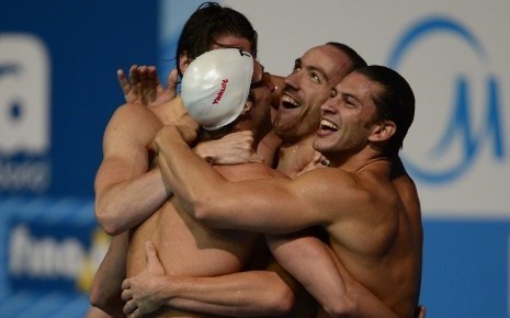 Camille Lacourt et l'équipe du relais lors des Championnats du monde à Barcelone en Août 2013