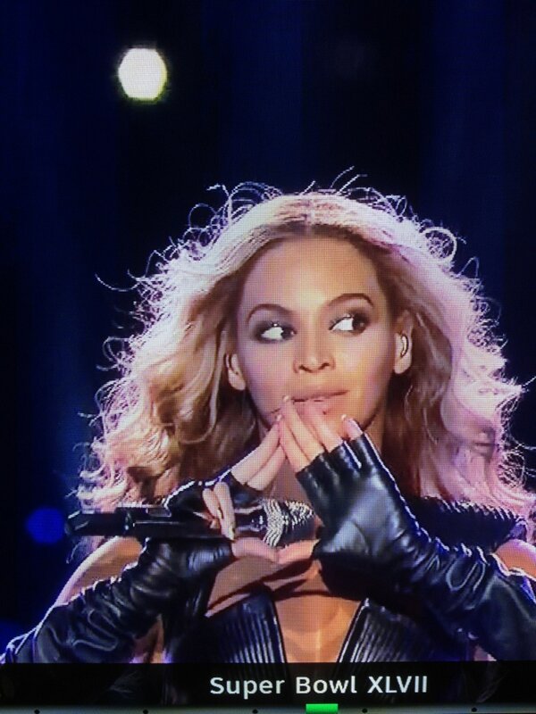 Beyonce flashant le signe de la pyramide pendant l'entracte du Super Bowl XLVII