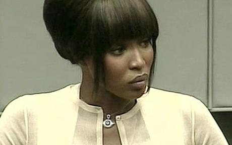 Naomi Campbell avec son œil d'Horus en pendentif