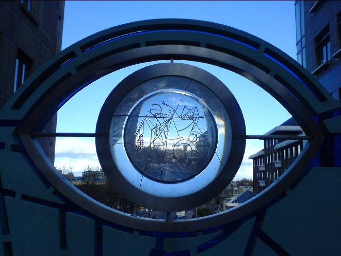 Décoration façon œil Illuminati