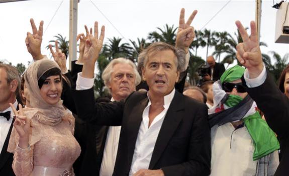 Autre variante du salut cornu avec Bernard Henry Levy