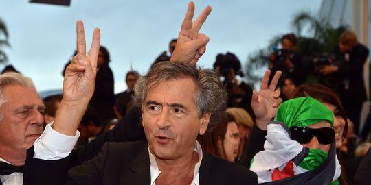 Autre variante du salut cornu avec Bernard Henry Levy