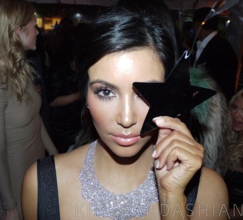 Kim Kardashian, avec un œil occulté par un pentagramme