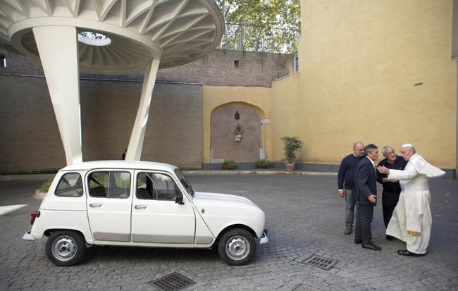 Renault 4L offerte au pape François I